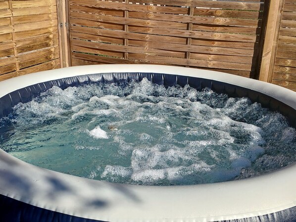 Bain à remous extérieur