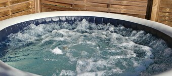 Maisonnette avec jardin.
Animaux de compagnie acceptés.
