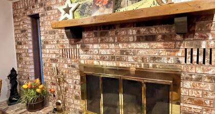 World Cup Retreat-Sleeps 14-96 Acre Farm with Gameroom