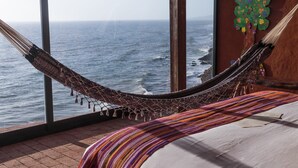 Een hangbed met uitzicht op de oceaan.