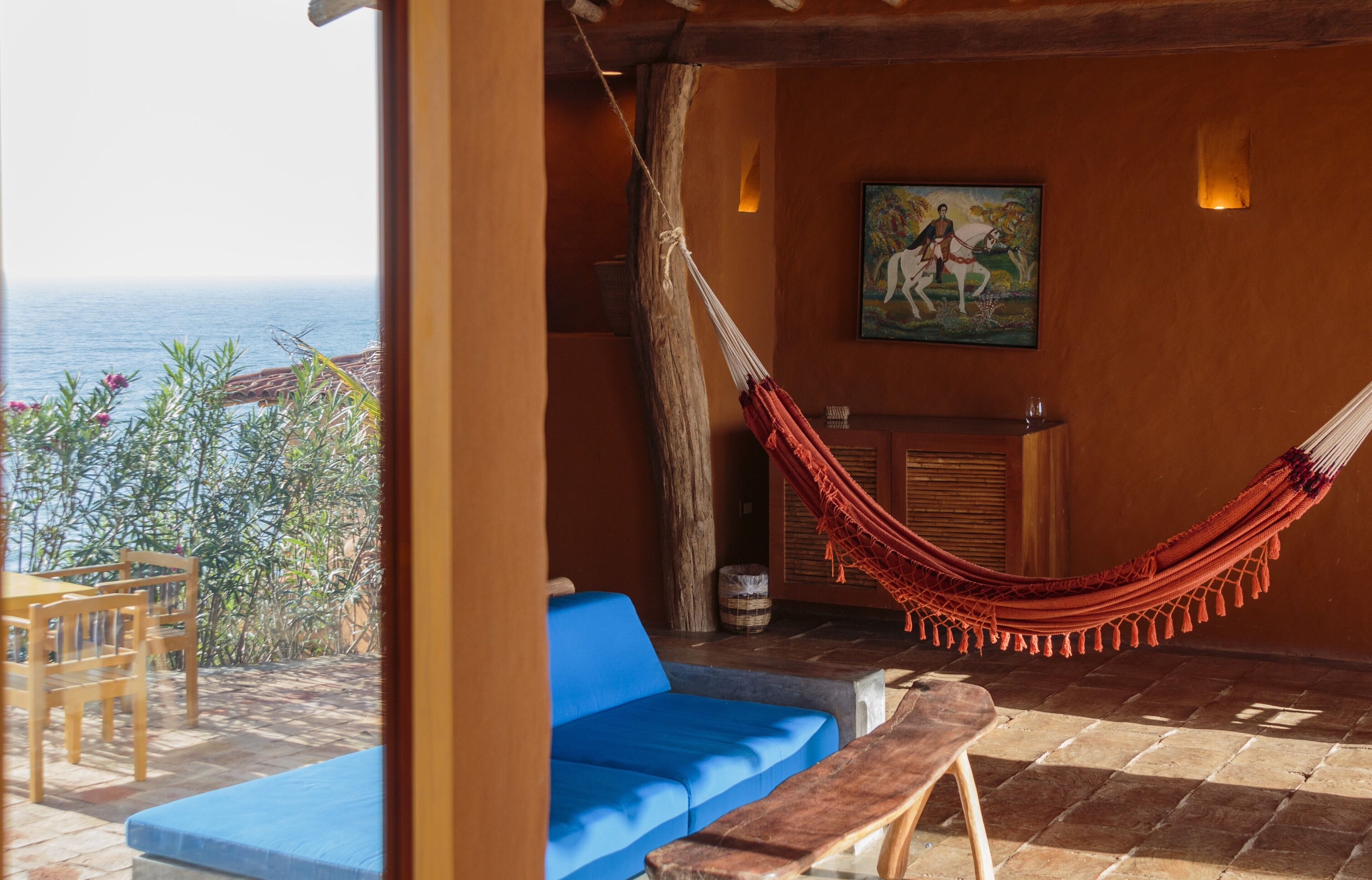 Luxury-Suite, eigener Pool, Meerblick | Wohnbereich | Bücher