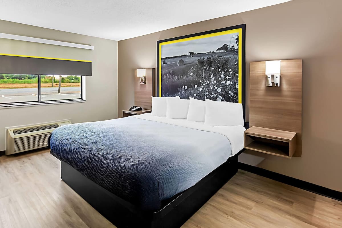 Quarto, 1 cama King, para não fumantes | Escrivaninha, espaço de trabalho para notebook, cortinas blackout