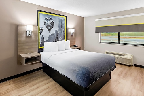 Super 8 By Wyndham Marston