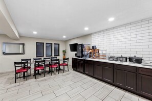 Free daily full breakfast  - Super 8 By Wyndham Marston (Marston)