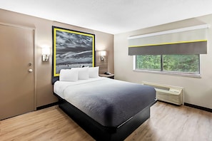 Quarto, 1 cama Queen, acessível, para não fumantes (Mobility, Roll-in Shower) | Escrivaninha, espaço de trabalho para notebook, cortinas blackout