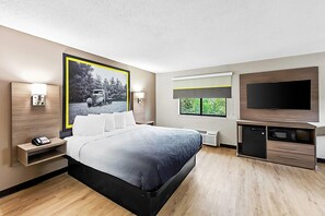 Suite, 1 King Bed, Non Smoking | Desk, laptop workspace, blackout drapes, free WiFi - Super 8 By Wyndham Marston (Marston)