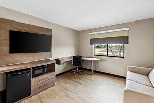 套房, 1 张特大床, 无烟房 | 办公桌、笔记本电脑工作区、遮光窗帘、免费 WiFi