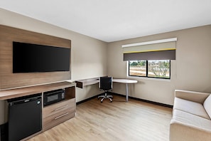 Suíte, 1 cama King, para não fumantes | Escrivaninha, espaço de trabalho para notebook, cortinas blackout