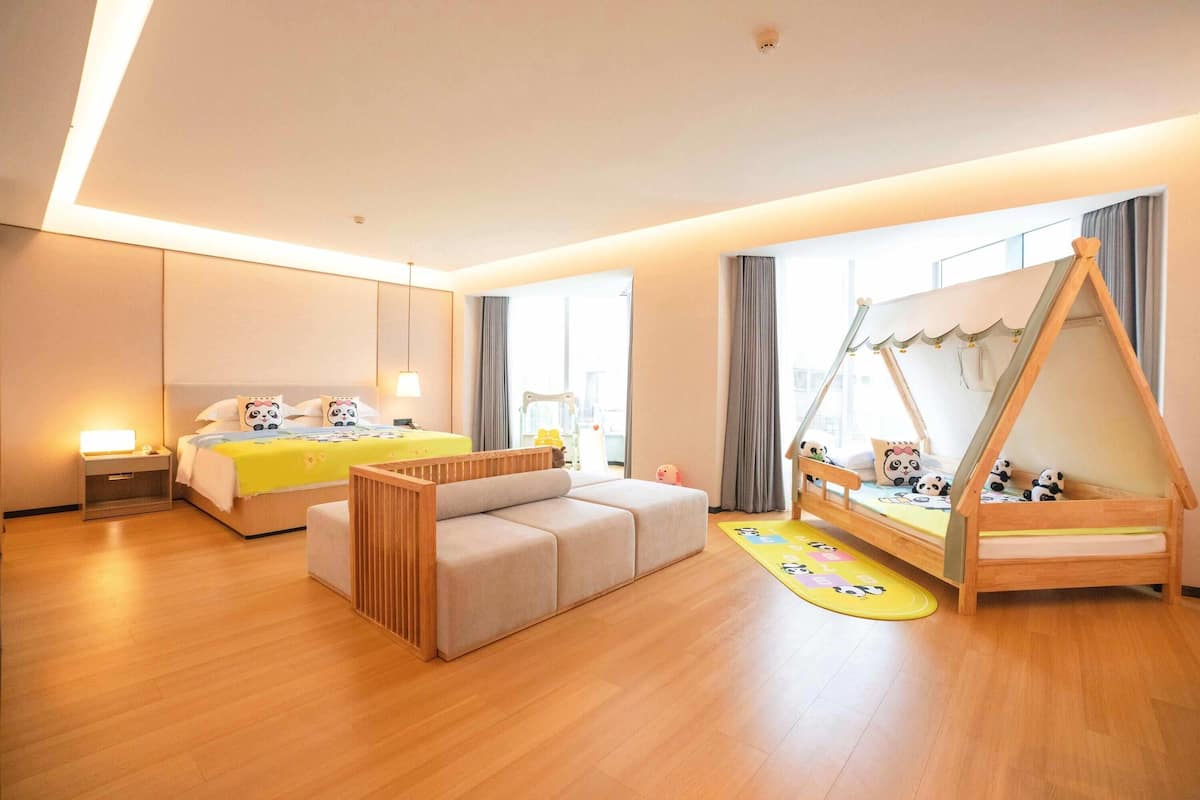 Family Room, 1 King Bed, Non Smoking | Minibar, blackout drapes, free cribs/infant beds, free WiFi