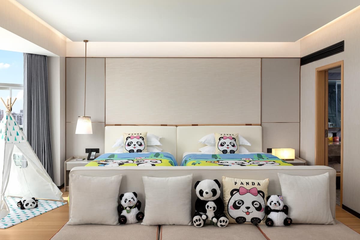 Family Room, 1 King Bed, Non Smoking | Minibar, blackout drapes, free cribs/infant beds, free WiFi