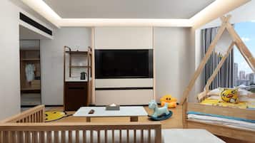 Family Room, 1 King Bed, Non Smoking (Yellow Duck Parent-Child Theme) | Minibar, blackout drapes, free cribs/infant beds, free WiFi