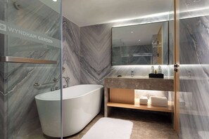 Minibar, blackout drapes, free cribs/infant beds, free WiFi - Wyndham Garden Haikou Meilan (Haikou)
