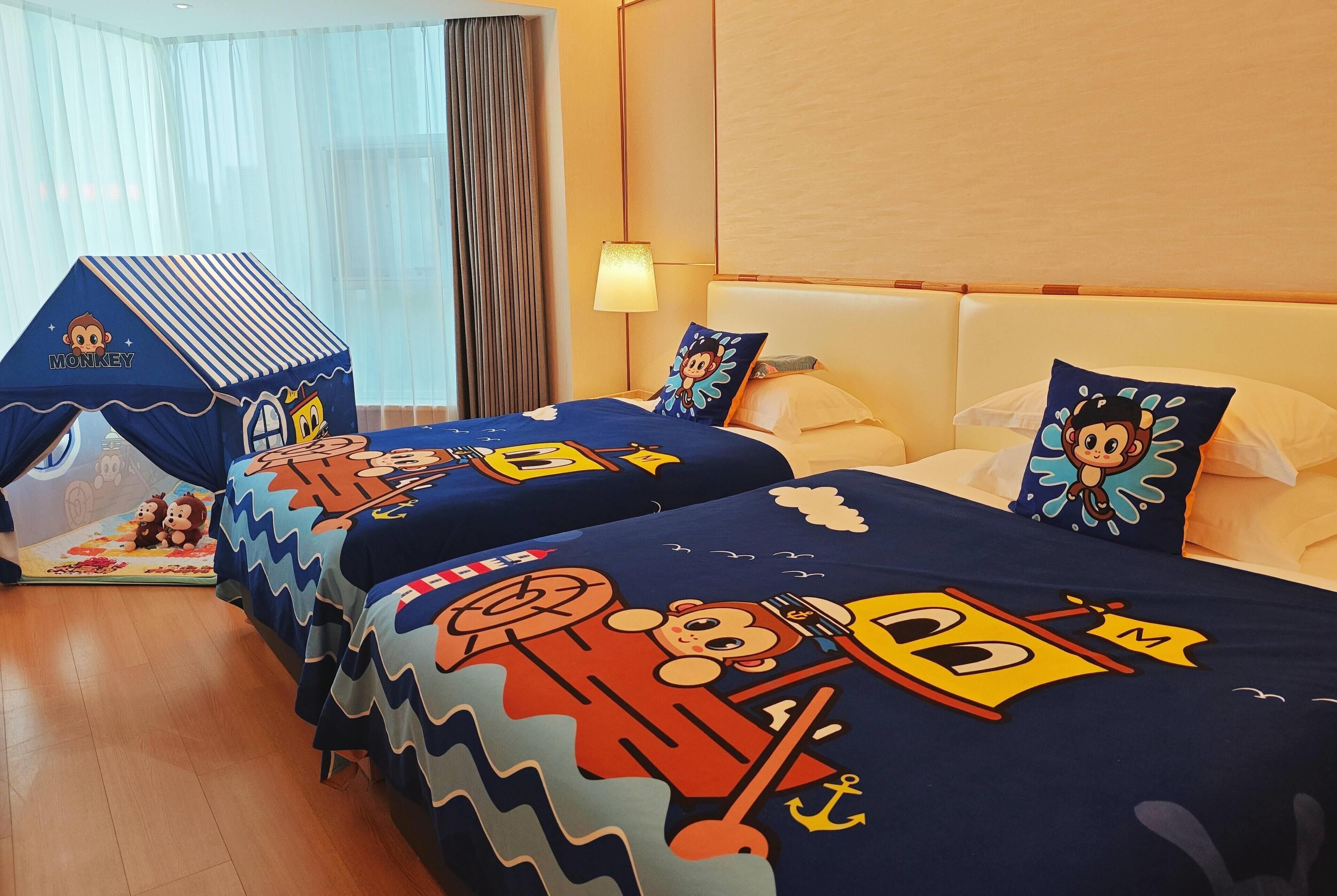 Chambre familiale, Plusieurs lits, non-fumeur | Minibar, rideaux d’obscurcissement, lit de bébé (gratuit)