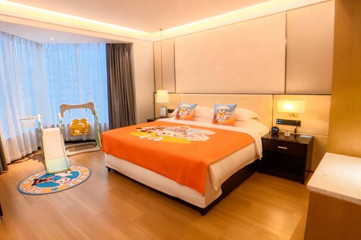 Deluxe Suite, 1 King Bed, Non Smoking (Parent-Child Theme) | Minibar, blackout drapes, cribs (free), WiFi (free)