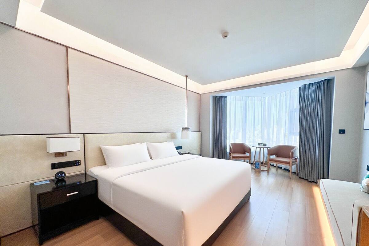 1 King Bed, Intelligent Room, City View, Non-Smoking | Minibar, blackout drapes, cribs (free), WiFi (free)