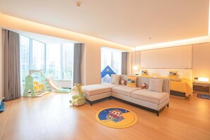 Family Room, Multiple Beds, Non Smoking | Minibar, blackout drapes, free cribs/infant beds, free WiFi - Wyndham Garden Haikou Meilan (Haikou)