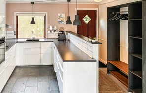 Fridge, oven, stovetop, dishwasher