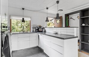 Kjøleskap, ovn, kokeplater og oppvaskmaskin