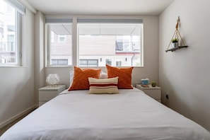 3 bedrooms, desk, iron/ironing board, travel cot - Modern Urban Retreat Near Park/Restaurants w/AC (Seattle)