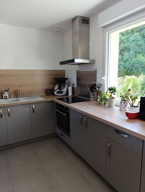 Fridge, microwave, oven, stovetop - Maison Tout Confort (Bourth)