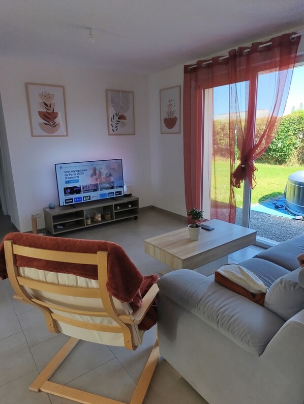 Smart TV, books, printers - Maison Tout Confort (Bourth)