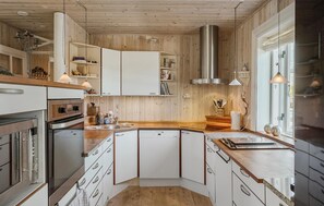 Kylskåp, spishäll, diskmaskin och kaffe- och tebryggare