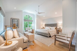 4 chambres, bureau, fer et planche à repasser, lit parapluie