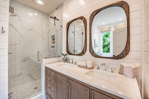 Douche, sèche-cheveux, serviettes fournies, savon