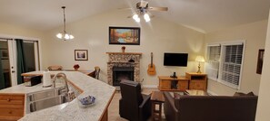 Living area - Incredible location! Peace and quiet plus pet friendly only minutes from Gat/PF
(Sevierville)