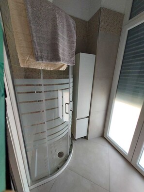 Dusche, Haartrockner, Bidet, Handtücher