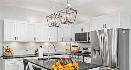 Charming 2-bedroom house with Great kitchen space in Madisonville.