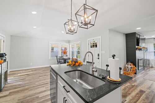 Charming 2-bedroom house with Great kitchen space in Madisonville. 