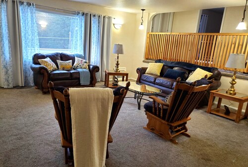 Upstairs 4 Bedroom Applegate Valley