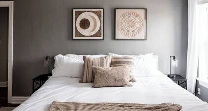 7 min to Downtown / W/D / Historic / Central