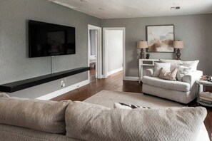 Living area - 7 min to Downtown / W/D / Historic / Central (Oklahoma City)