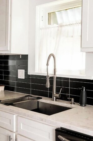 Private kitchen - 7 min to Downtown / W/D / Historic / Central (Oklahoma City)