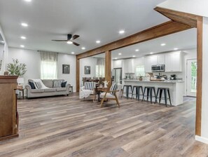 Living area - Large Groups /Modern Charm /Plaza /Central (Oklahoma City)
