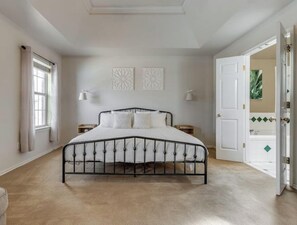 4 bedrooms, iron/ironing board, WiFi, bed sheets - Modern /Pool /Family /Events (Midwest City)