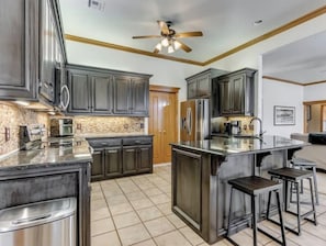 Microwave, oven, stovetop, dishwasher - Modern /Pool /Family /Events (Midwest City)