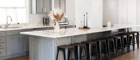 Een koelkast, een oven, een kookplaat, een vaatwasser