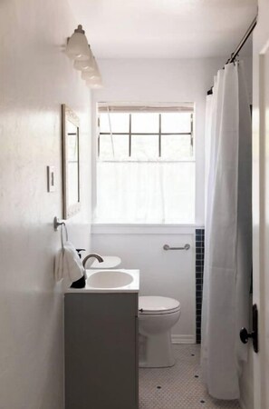 Haartrockner, Handtücher, Toilettenpapier
