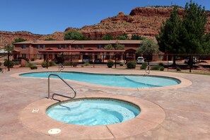 Pool - Kanab Vacation Rental Condo, Pool, Hot Tub, Gym, 3BR 2BA Close to Zion NP! (Kanab)
