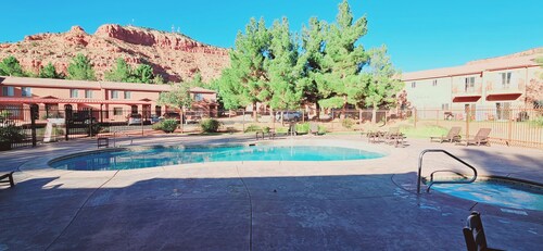 Kanab Vacation Rental Condo, Pool, Hot Tub, Gym, 3BR 2BA Close to Zion NP!