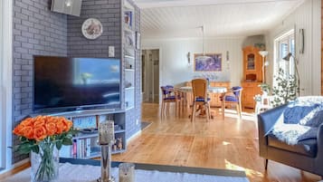 Una Smart TV, una chimenea, un reproductor estéreo