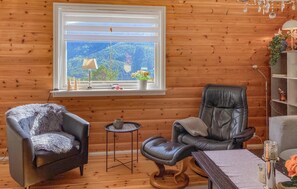 Smart TV, fireplace, stereo