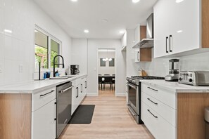 Mikrowelle, Ofen, Herdplatte, Geschirrspüler