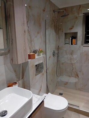 Dusche, Haartrockner, Bidet, Handtücher