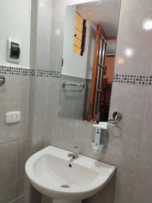 Shower, hair dryer, towels, soap - Zarate's Hostel (Cusco)