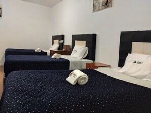 8 bedrooms, desk, WiFi, bed sheets - Zarate's Hostel (Cusco)