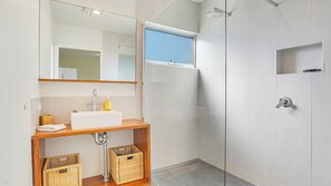 Douche, sèche-cheveux